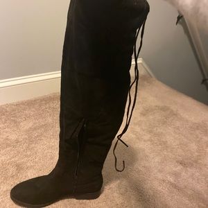 Black knee boots with lace up